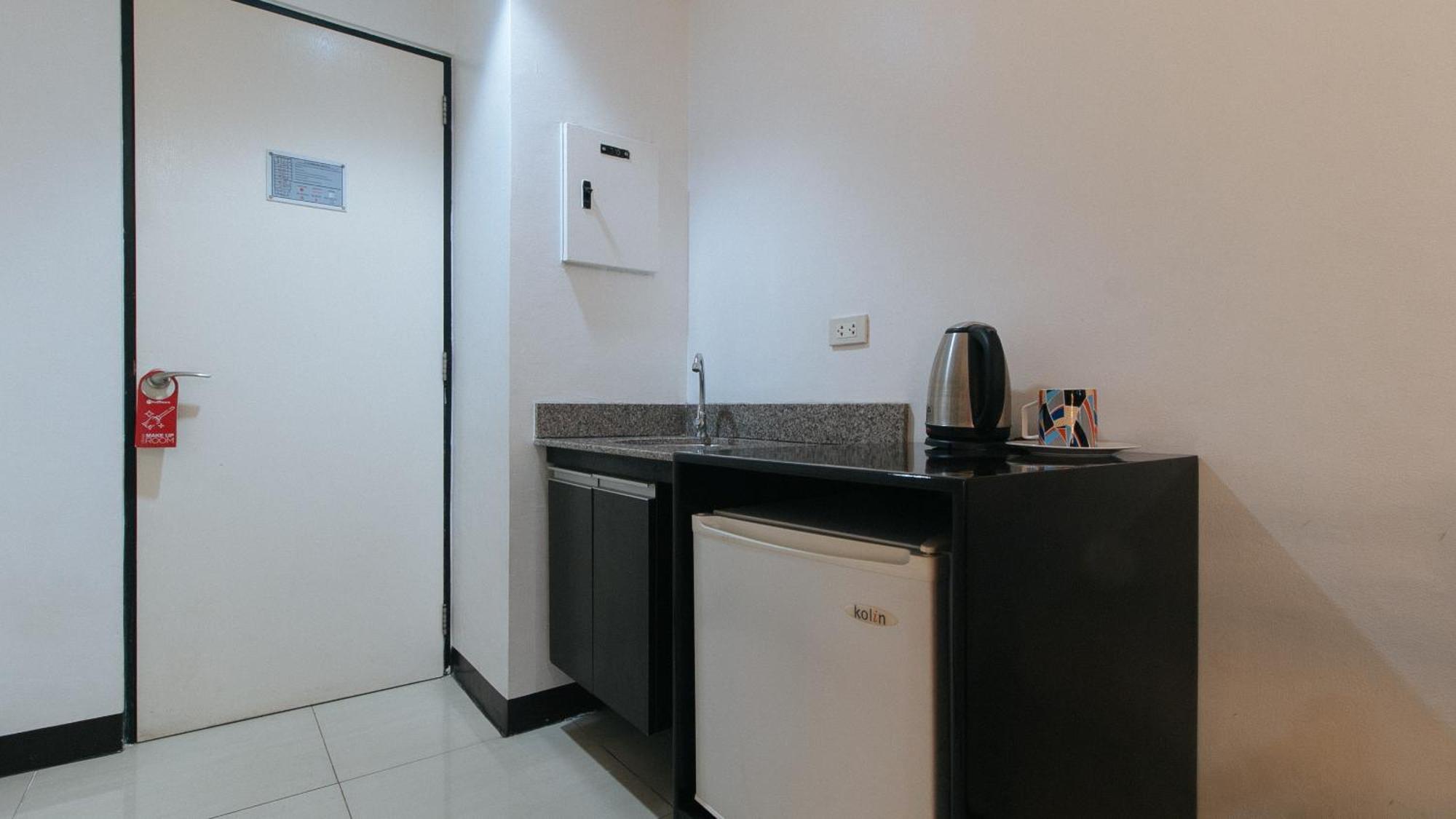 Reddoorz Plus At Banawe Кесон-Сити Экстерьер фото
